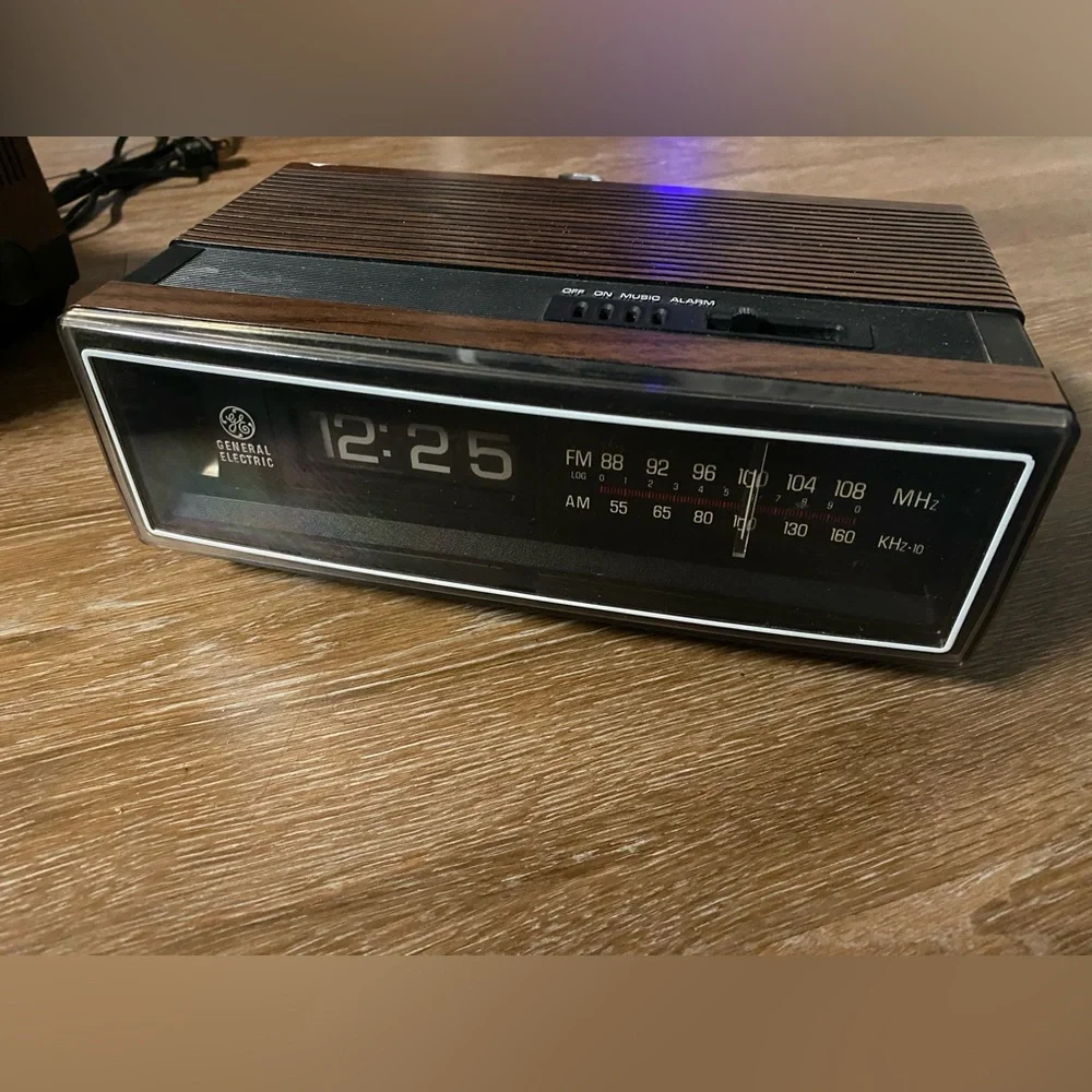 1980s Vtg General Electric GE Flip Clock Radio Model 7-4305C (x3) *PLEASE READ* - Picture 3 of 5